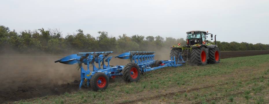 CLAAS Xerion та плуг